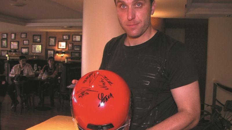 El DT campeón, periodista y jugadores firmaron cascos