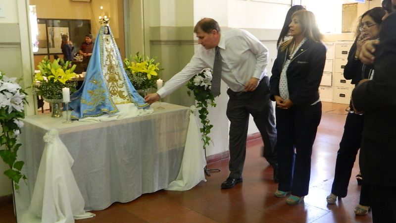 La Virgen visitó la ENET N° 1 y el Banco Nación
