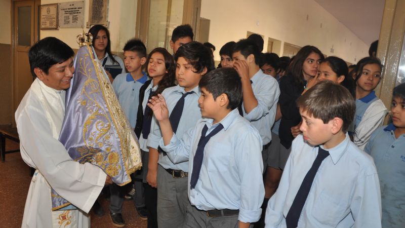 La Virgen visitó la ENET N° 1 y el Banco Nación
