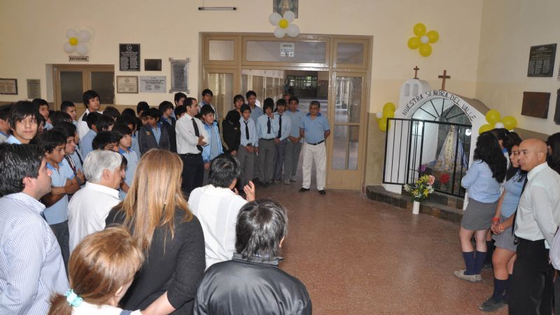 La Virgen visitó la ENET N° 1 y el Banco Nación