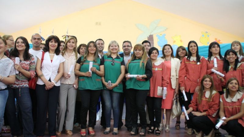 Raúl Jalil entregó la titularización a 33 docentes