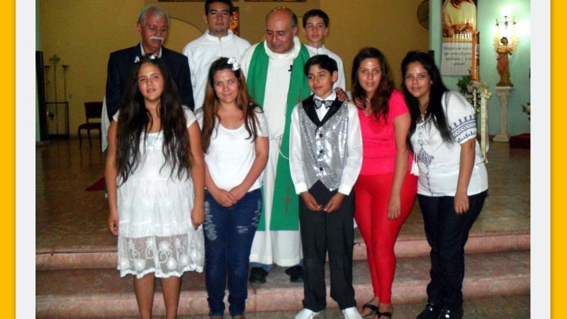 Adolescentes fueron bautizados y recibieron la comunión 