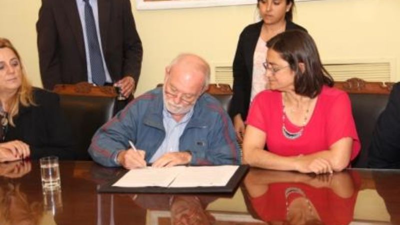 Andersch en la firma de convenio de gestión integral para el RSU