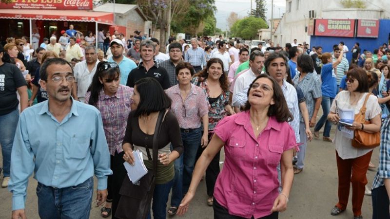 Entusiasta caminata de Lucía por San Isidro, Valle Viejo
