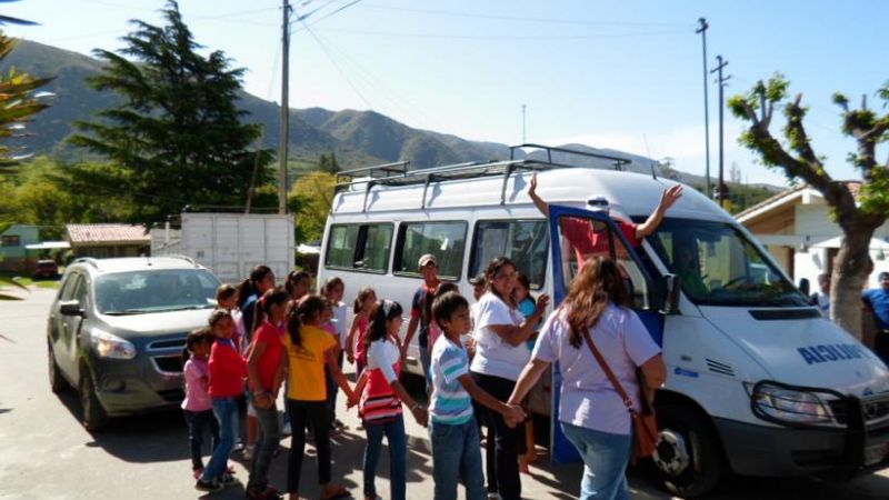 Agasajo de policías de El Rodeo a chicos del Impenetrable chaqueño