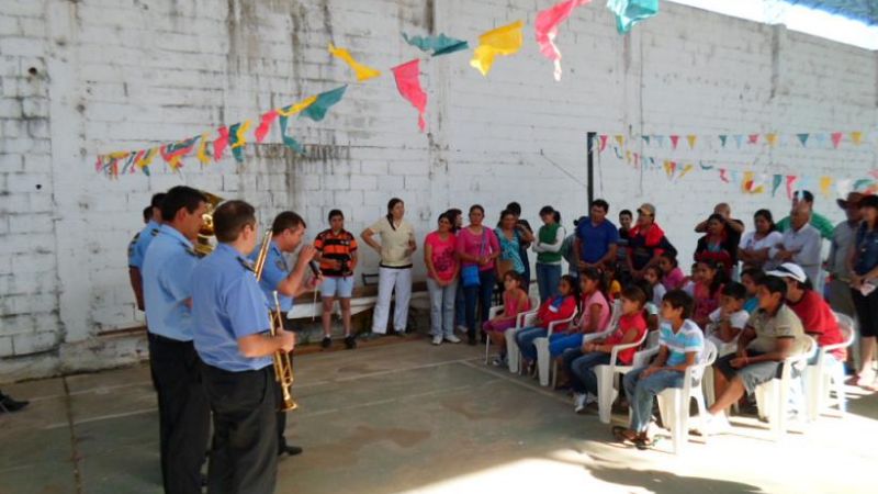 Agasajo de policías de El Rodeo a chicos del Impenetrable chaqueño
