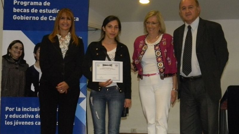 El gobierno otorgó 59 becas a estudiantes de Enfermería