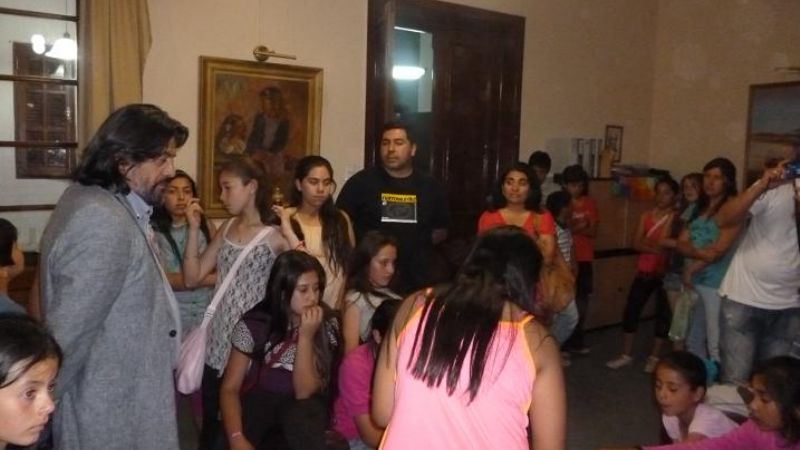 Ariza recibió a alumnos de Anquincila