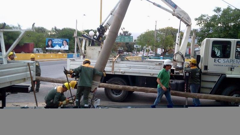 Chocaron un poste de media tensión y usuarios se quedaron sin luz