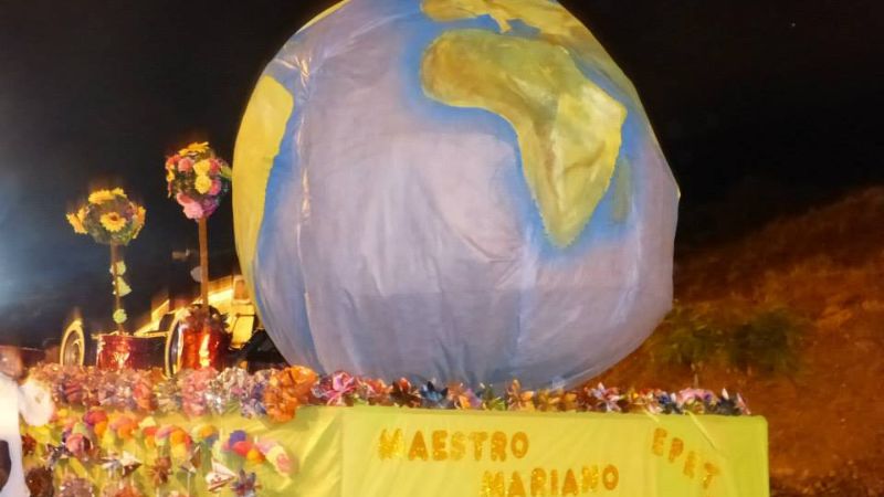 Alumnos de secundario se lucieron con sus carrozas