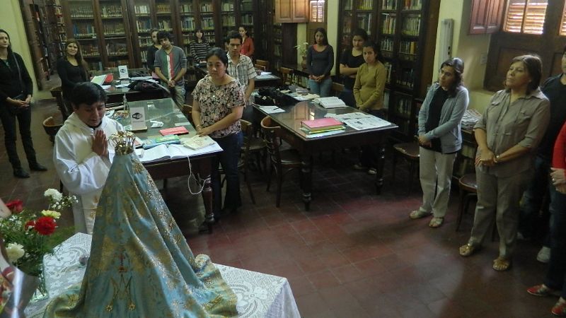 Bibliotecarios recibieron la visita de la Virgen del Valle