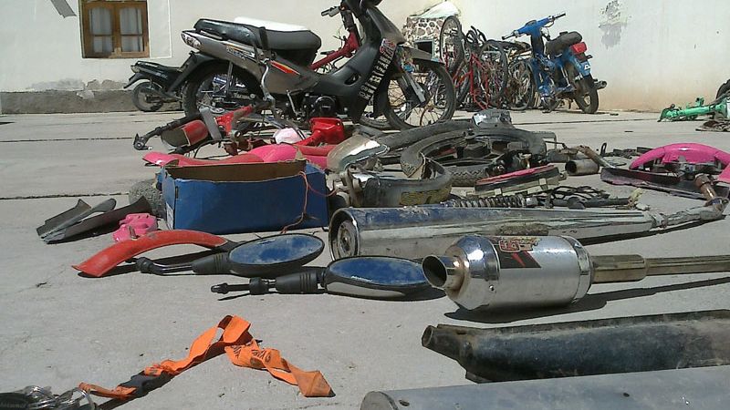 Desbaratan banda que robaba motos