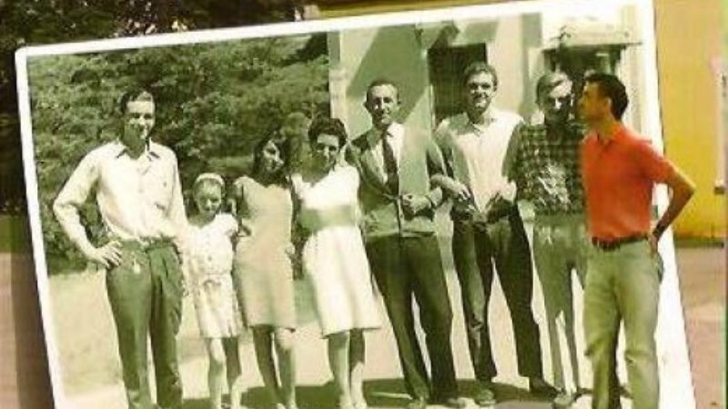 Víctor Pujadas reconstruye su historia familiar en “Fotos de familia”