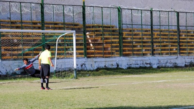 Sarmiento sacó ventaja en el triangular final del Anual