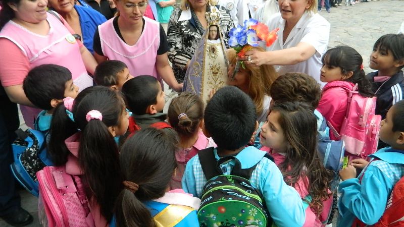 La Virgen visitó el Hogar Escuela, la escuela de El Bañado y la Policía Federal