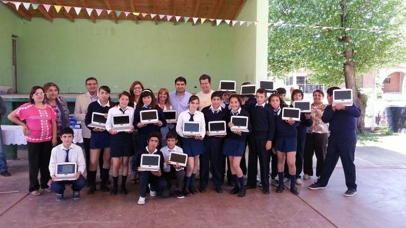 Jóvenes de Paclín recibieron netbooks del Conectar Igualdad
