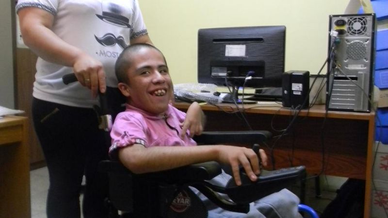 Beneficiario recibió silla de ruedas motorizada 