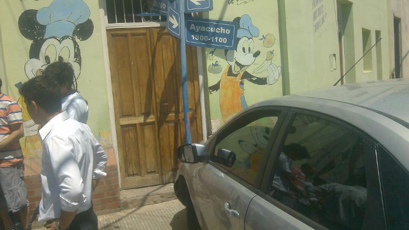 Quiso esquivar una moto y chocó contra un cartel