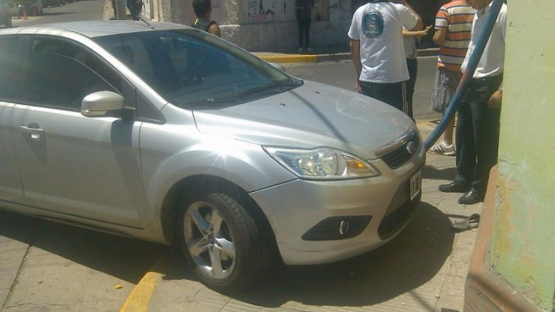 Quiso esquivar una moto y chocó contra un cartel