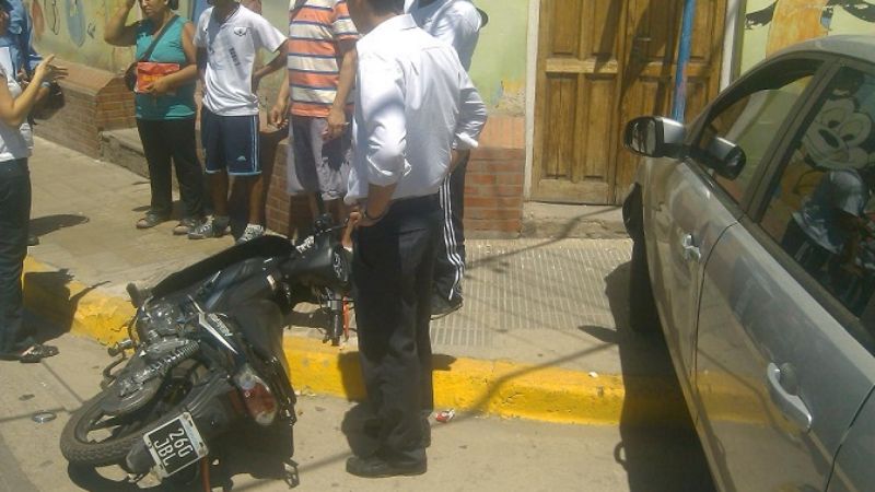 Quiso esquivar una moto y chocó contra un cartel