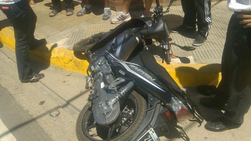 Quiso esquivar una moto y chocó contra un cartel