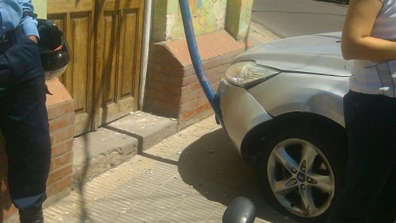 Quiso esquivar una moto y chocó contra un cartel