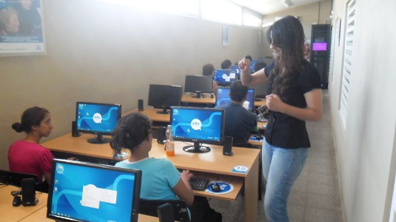 Jóvenes hipoacúsicos aprenden computación en la Se.Pa.Ve Manuel de Salazar