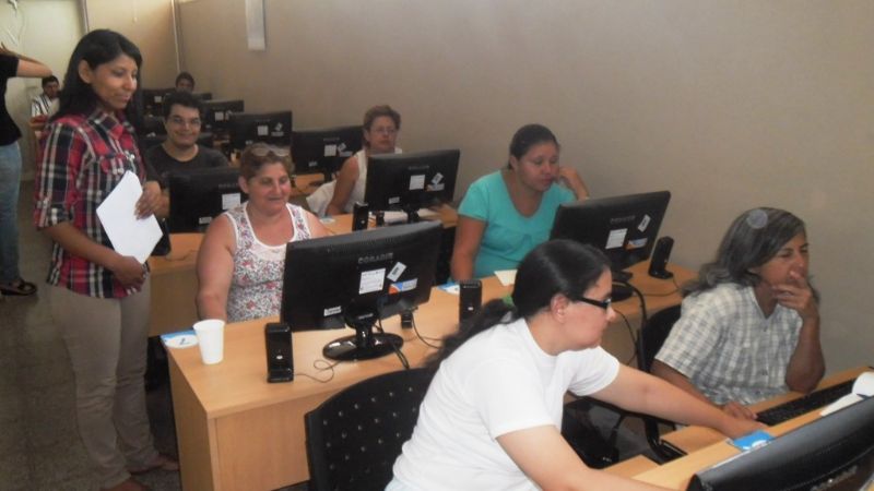 Jóvenes hipoacúsicos aprenden computación en la Se.Pa.Ve Manuel de Salazar