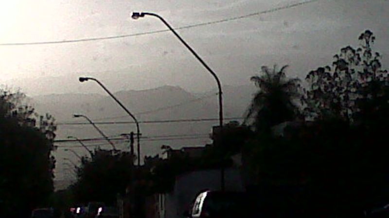 Nube de tierra cubrió la ciudad durante la mañana