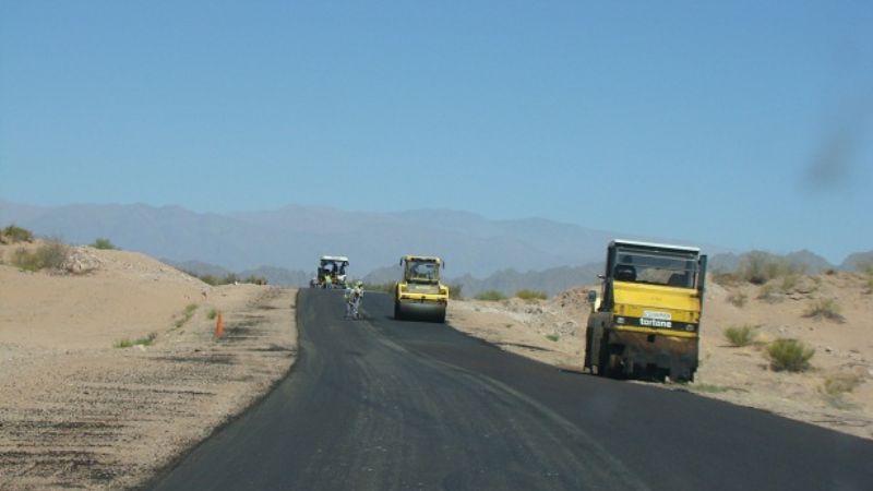 Precaución por presencia de equipos y personal trabajando en demarcación de calzada