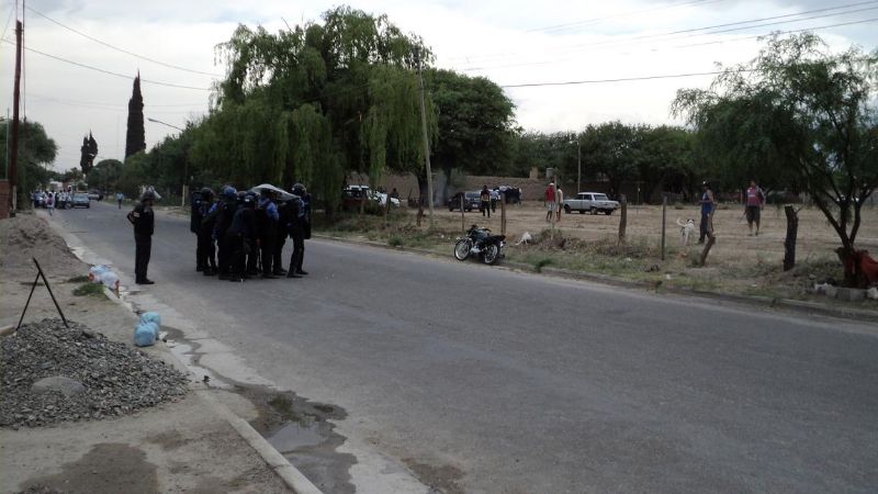 Desalojo ordenado por el fiscal González terminó con tiros, gases y pedradas