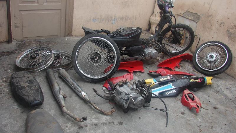 Secuestran una motocicleta y motopartes