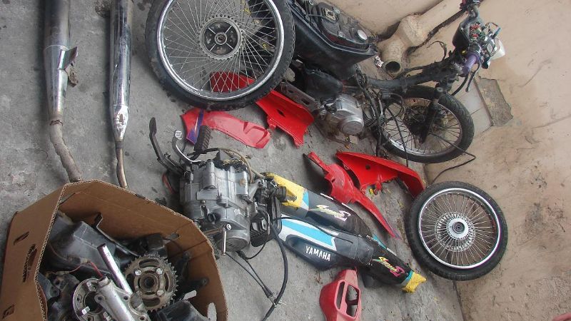 Secuestran una motocicleta y motopartes