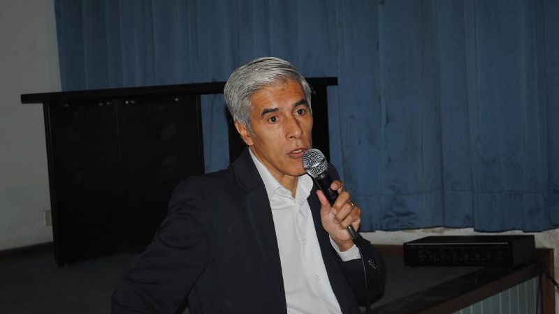 Decano quiere desplazar a un ingeniero de trayectoria y empleados buscan frenarlo