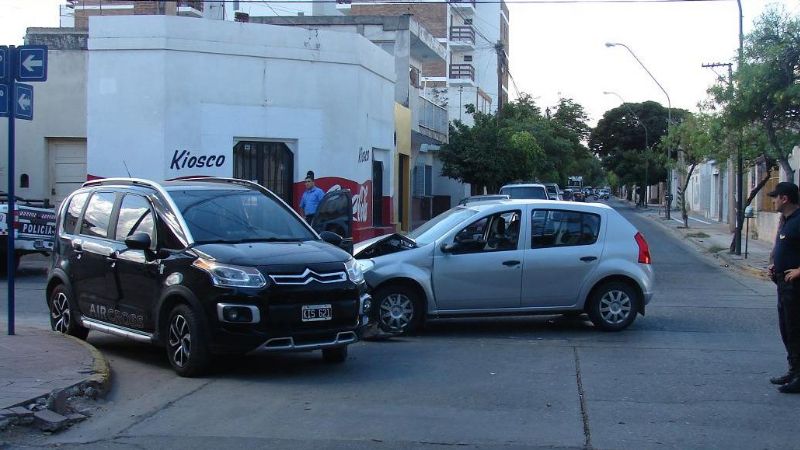 Conductores ilesos tras un violento choque