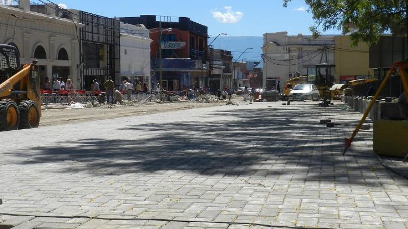 Comenzó el adoquinado de calle República