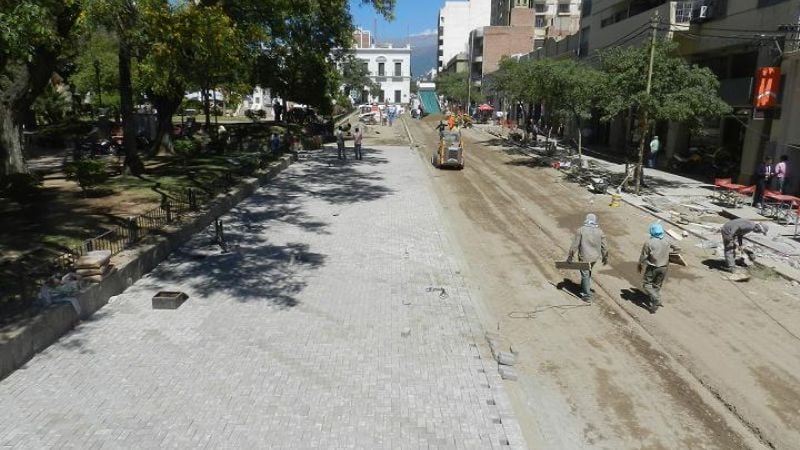 Comenzó el adoquinado de calle República