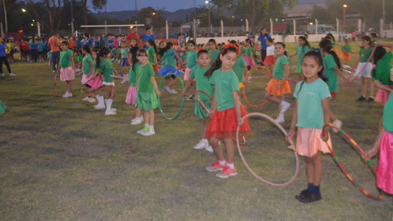 Colorido cierre de la muestra de Educación Física