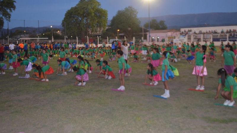 Colorido cierre de la muestra de Educación Física