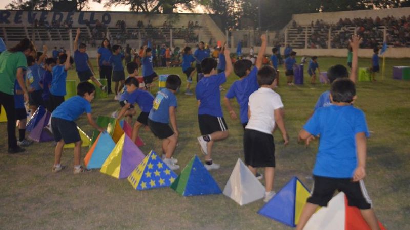 Colorido cierre de la muestra de Educación Física