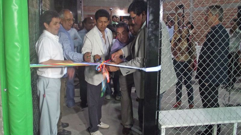 La cancha de césped sintético se inauguró y ya está a pleno