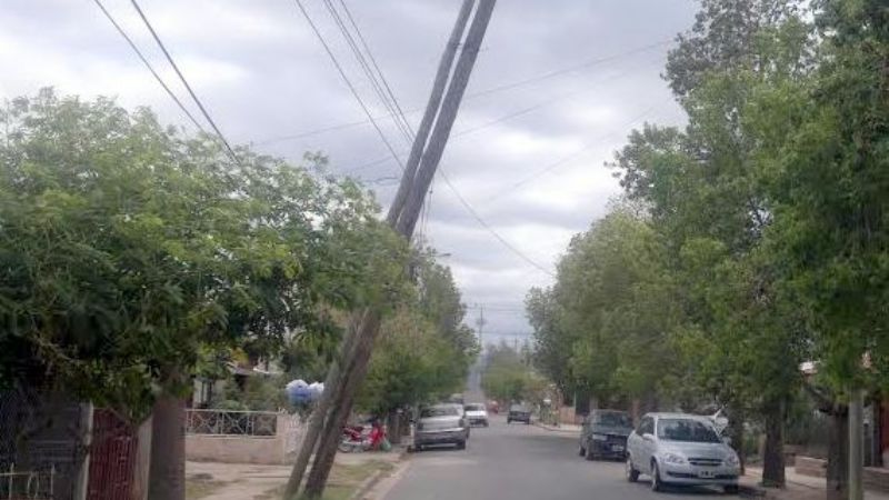 Cables sostienen postes y nadie se hace cargo