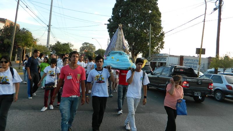 Colorida peregrinación de los jóvenes a la Gruta de Choya