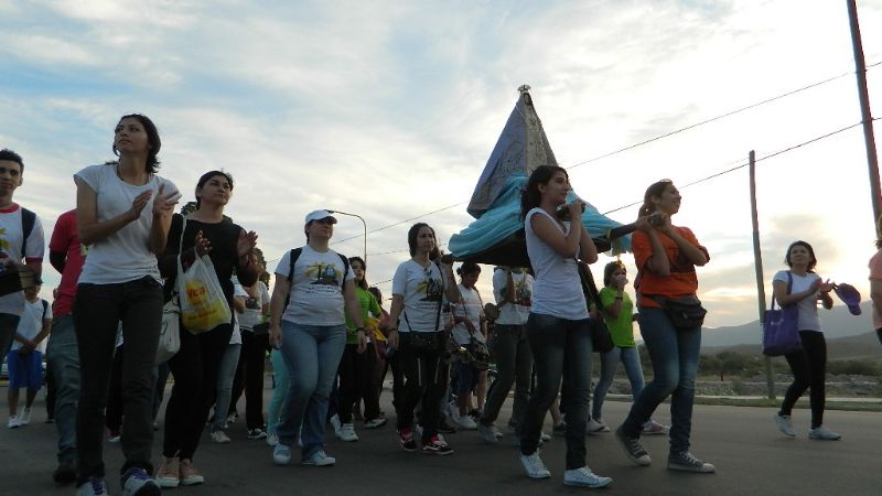 Colorida peregrinación de los jóvenes a la Gruta de Choya