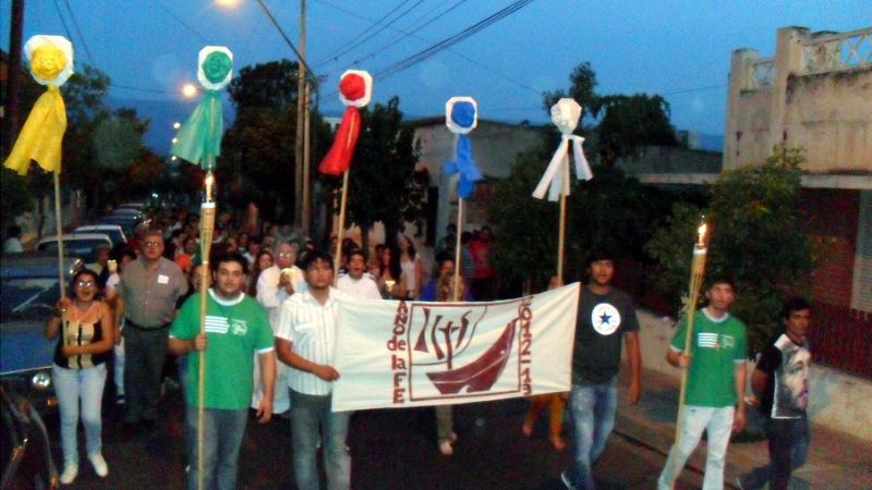 Cierran el Año de Fe con peregrinaciones y una vigilia de oración y canto