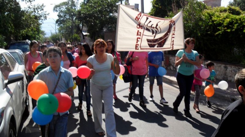 Cierran el Año de Fe con peregrinaciones y una vigilia de oración y canto