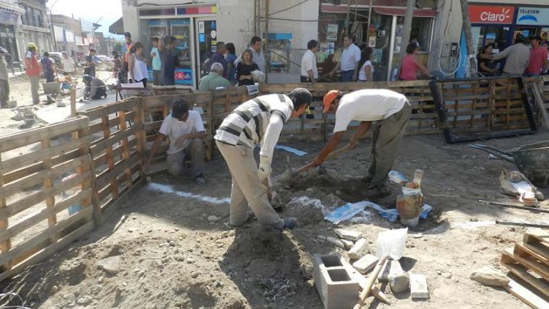 Trabajos en las bocacalles de la obra en la plaza 25 de Mayo 