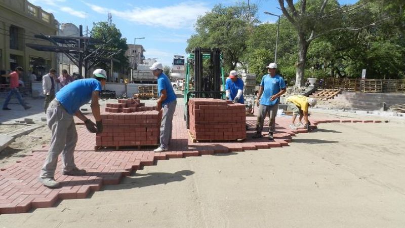 Trabajos en las bocacalles de la obra en la plaza 25 de Mayo 