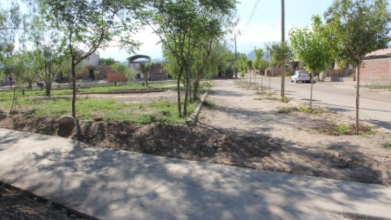Continúan los trabajos en la plaza del Bº Los Sauces
