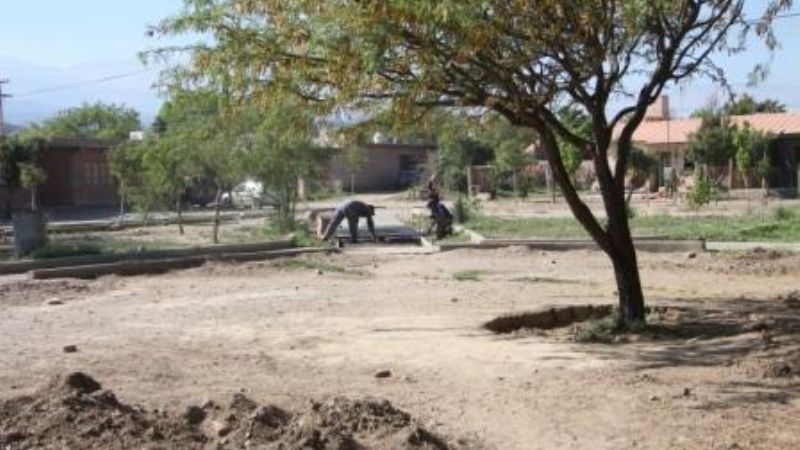 Continúan los trabajos en la plaza del Bº Los Sauces